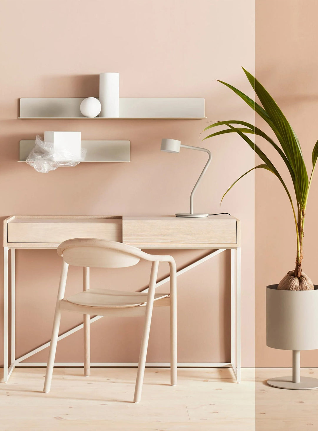 Chaise à dîner Dibs de Blu Dot : dossier incurvé et assise profilée pour votre confort. Crème.