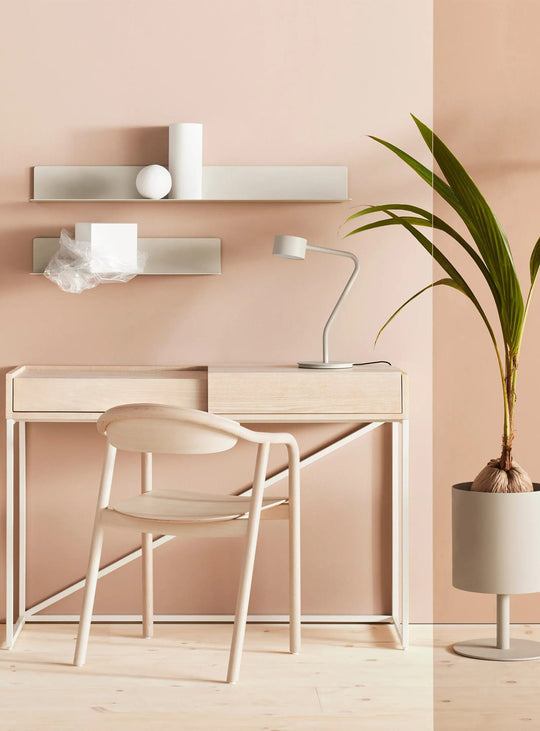 Chaise à dîner Dibs de Blu Dot : dossier incurvé et assise profilée pour votre confort. Crème.