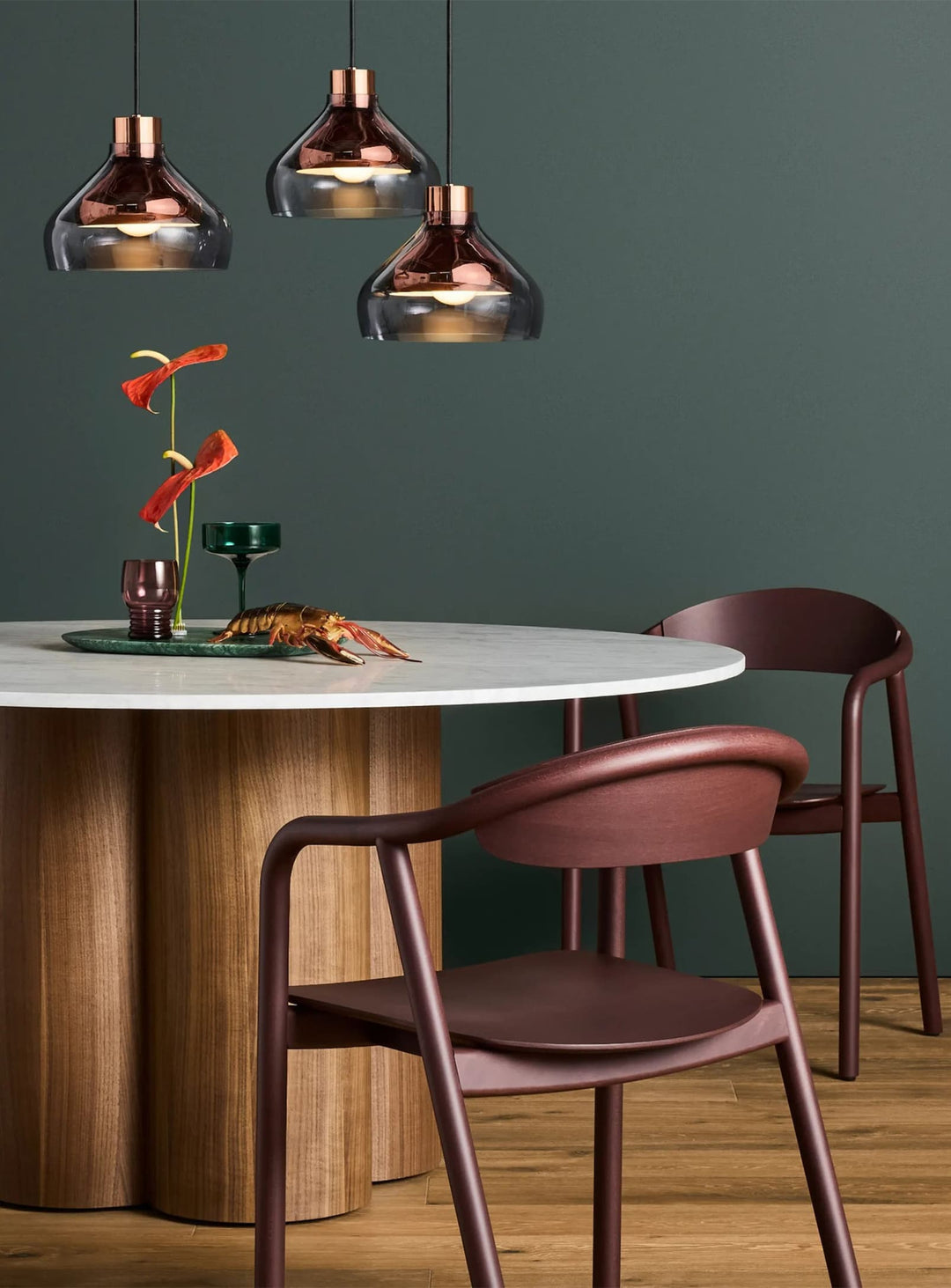 Sublimez votre salle à manger avec la chaise à dîner Dibs de Blu Dot en hêtre. Rouge.