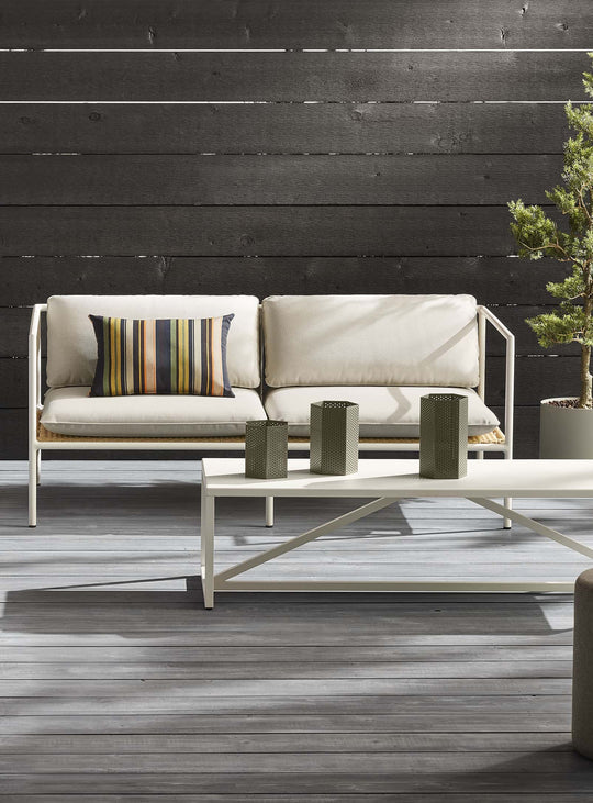 Sofa 2 places Dog Days de Blu Dot rotin synthétique et aluminium design. sunbrella linen