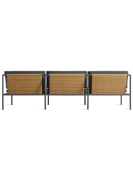 Sofa 3 places Dog Days de Blu Dot style contemporain et coussins épais. sunbrella coal