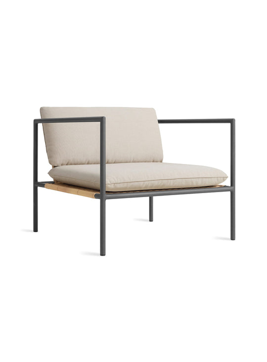 Fauteuil Dog Days de Blu Dot fauteuil extérieur moderne et confortable. sunbrella linen