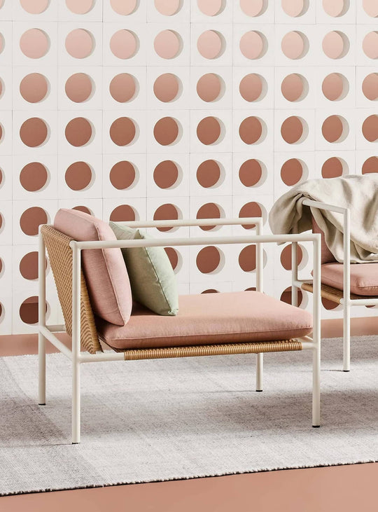 Fauteuil Dog Days de Blu Dot style moderne pour salon extérieur. sunbrella blush