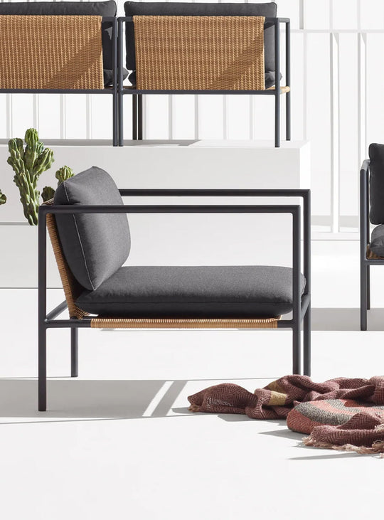 Fauteuil Dog Days de Blu Dot rotin synthétique et aluminium design. sunbrella coal