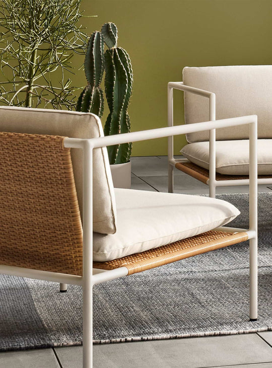 Fauteuil Dog Days de Blu Dot aluminium tubulaire et rotin synthétique. sunbrella linen