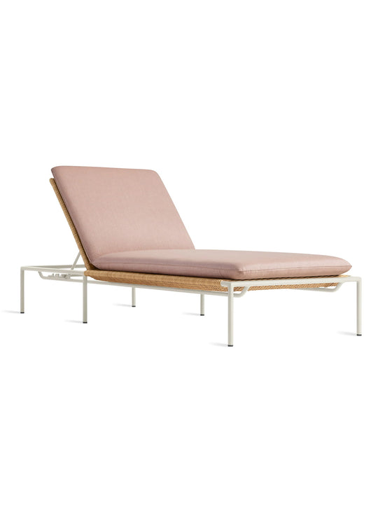 Chaise longue Dog Days de Blu Dot confort et design minimaliste. sunbrella blush