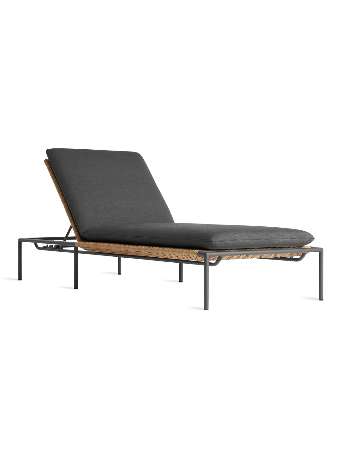 Chaise longue Dog Days de Blu Dot mobilier extérieur haut de gamme. sunbrella coal