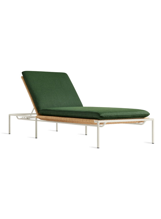 Chaise longue Dog Days de Blu Dot mobilier terrasse élégant. sunbrella ivy