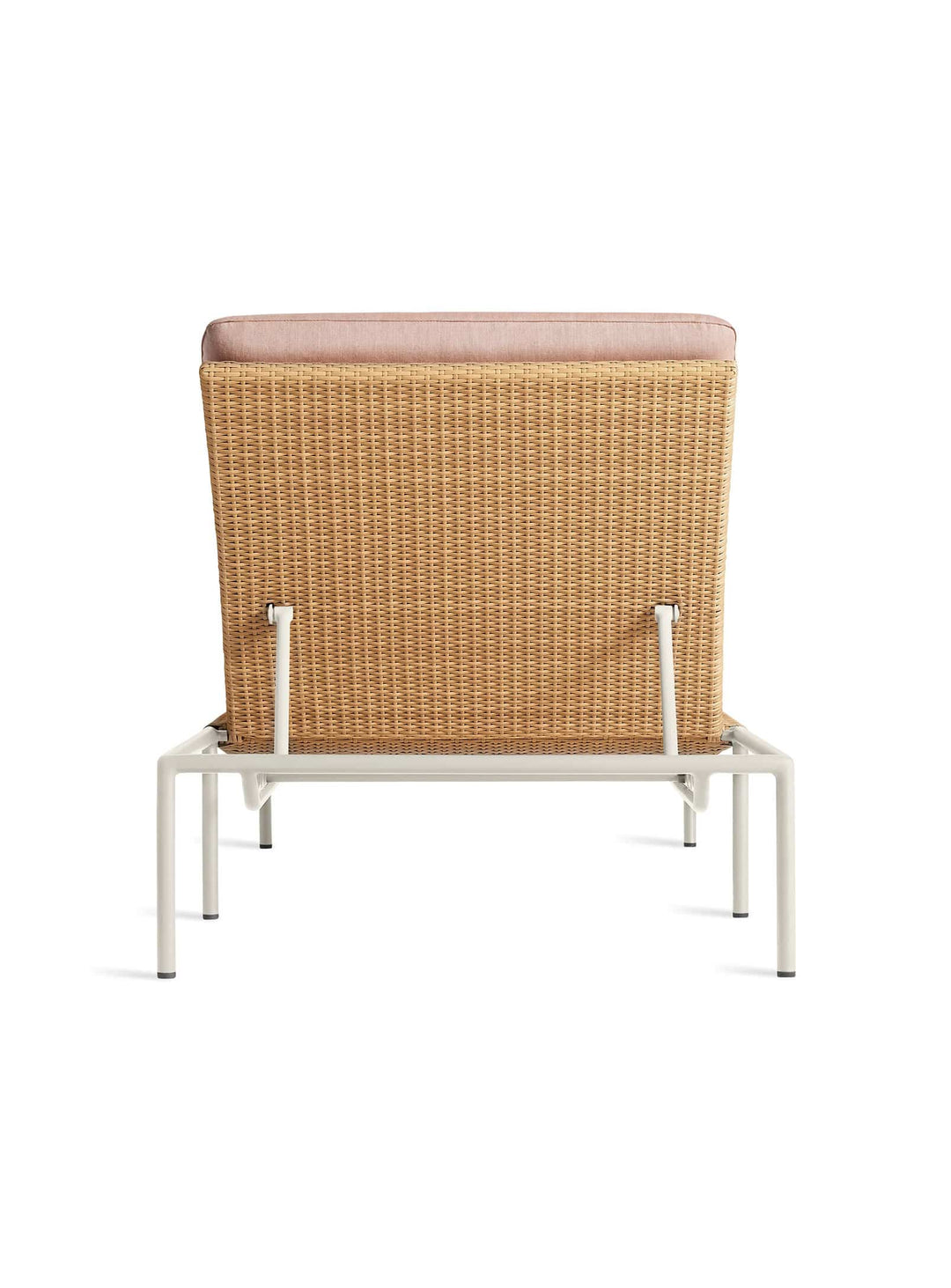 Chaise longue Dog Days de Blu Dot rotin synthétique et aluminium robuste. sunbrella blush