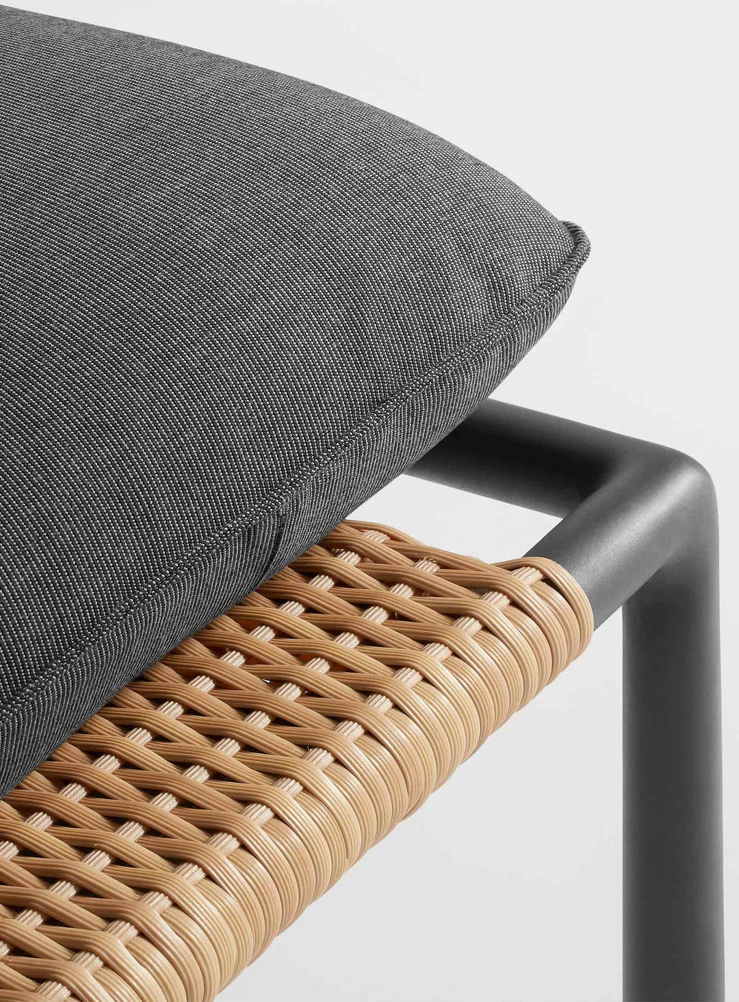 Chaise longue Dog Days de Blu Dot idéale terrasse ou bord de piscine. sunbrella coal