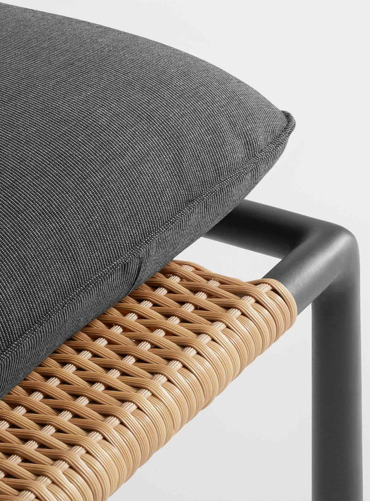 Chaise longue Dog Days de Blu Dot idéale terrasse ou bord de piscine. sunbrella coal