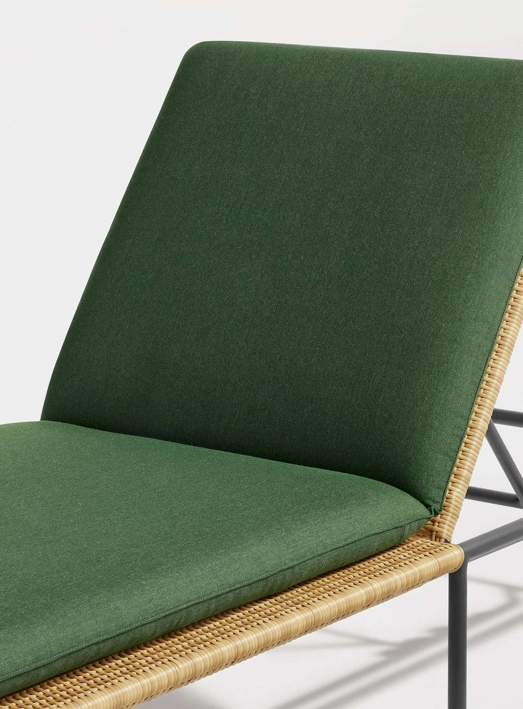 Chaise longue Dog Days de Blu Dot style moderne et matériaux durables. sunbrella ivy