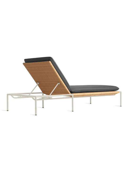 Chaise longue Dog Days de Blu Dot aluminium et rotin design extérieur. sunbrella coal