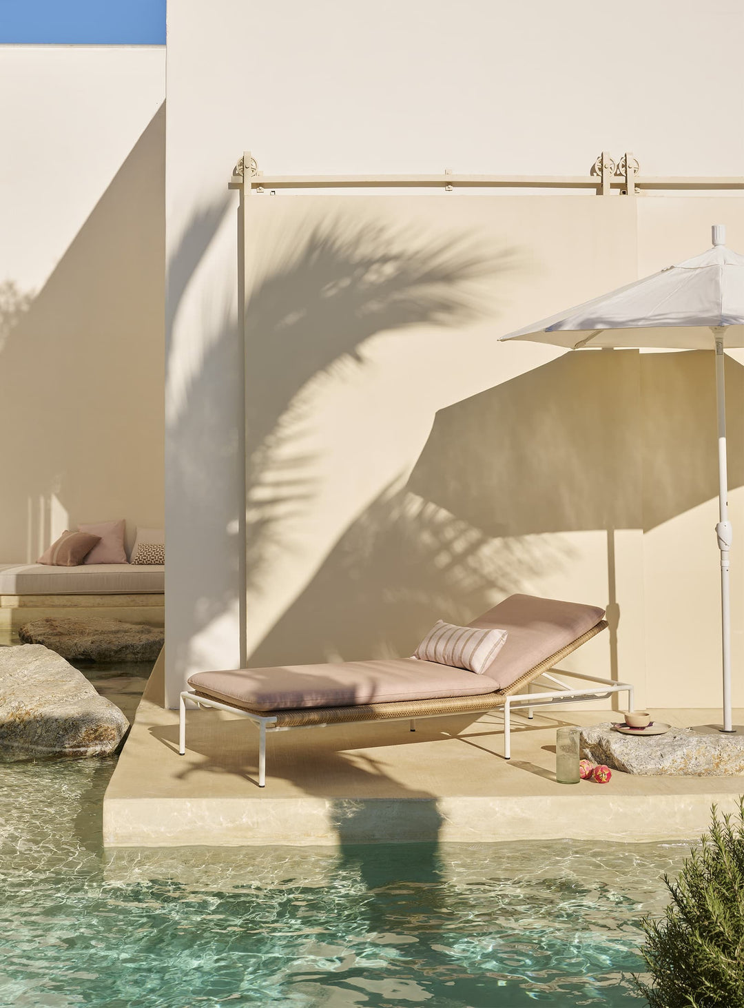 Chaise longue Dog Days de Blu Dot bain de soleil chic et durable. sunbrella blush