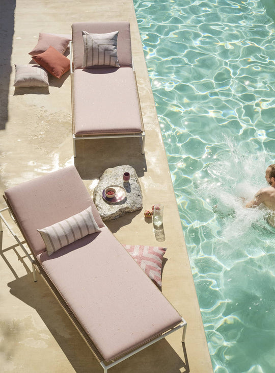 Chaise longue Dog Days de Blu Dot coussin Sunbrella® résistant UV. sunbrella blush