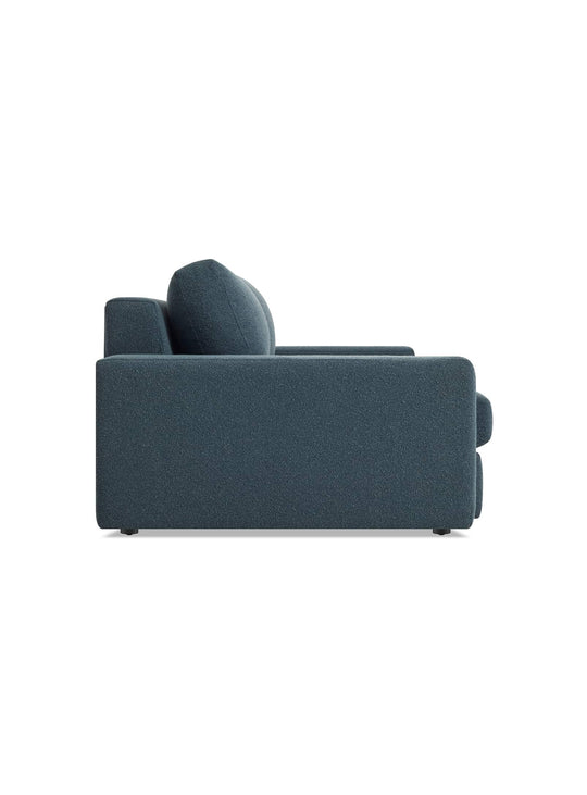 Le sofa Esker Blu Dot allie confort, qualité de fabrication et design contemporain.