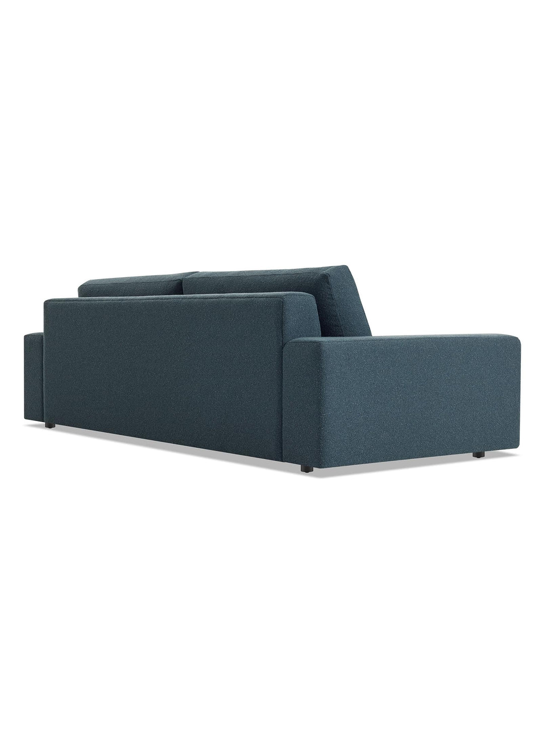 Sofa Esker Blu Dot, un canapé fabriqué aux États-Unis avec structure en bois massif.