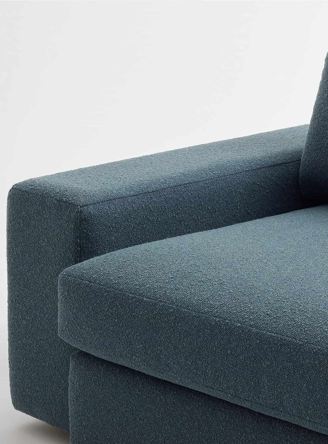 Sofa Esker Blu Dot, une pièce design pensée pour un confort durable au quotidien.