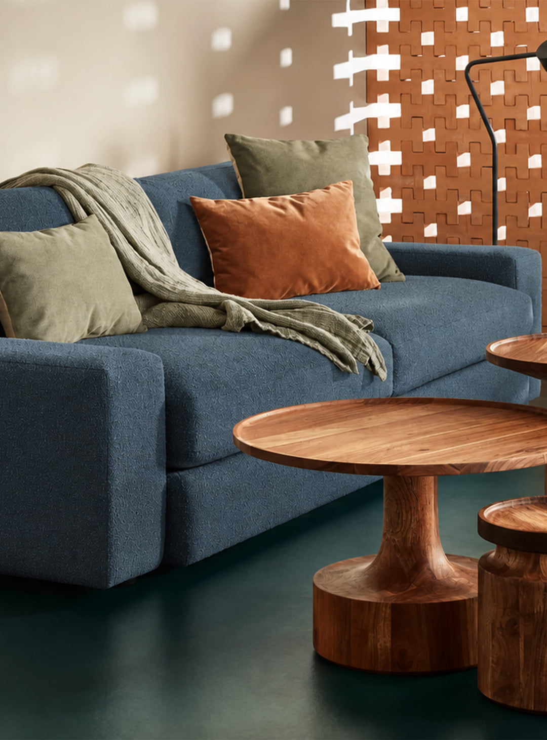 Découvrez le sofa Esker Blu Dot, un canapé au style décontracté et élégant.