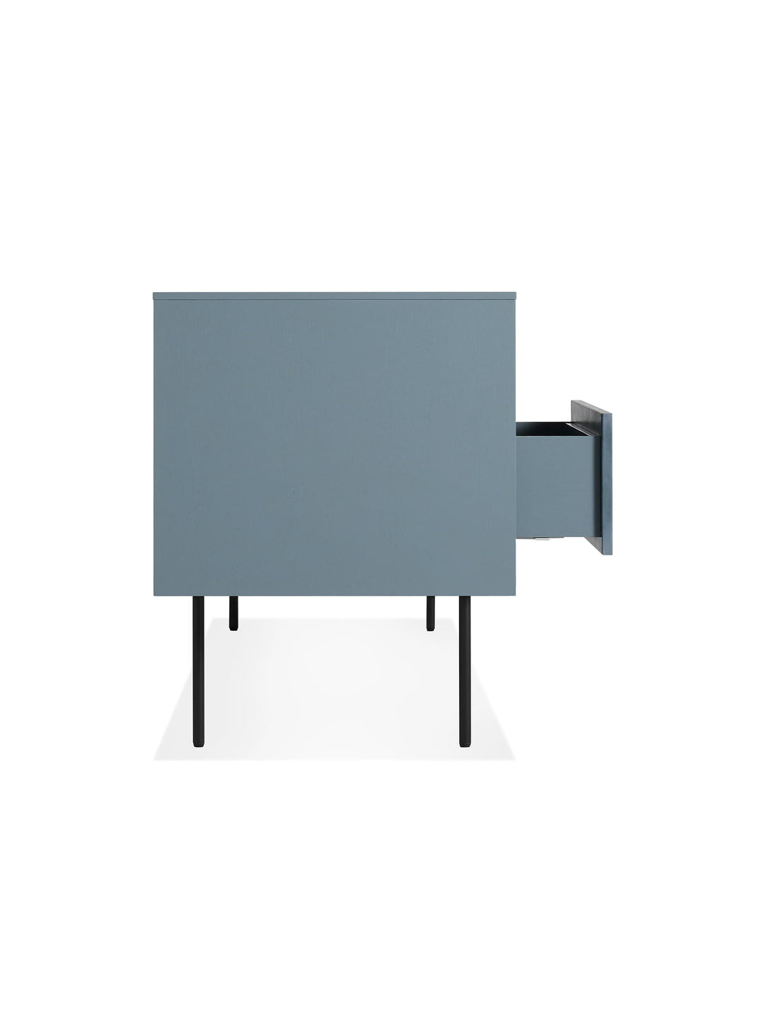 Buffet Fable Blu Dot sur base en acier, stable et visuellement léger. bleu