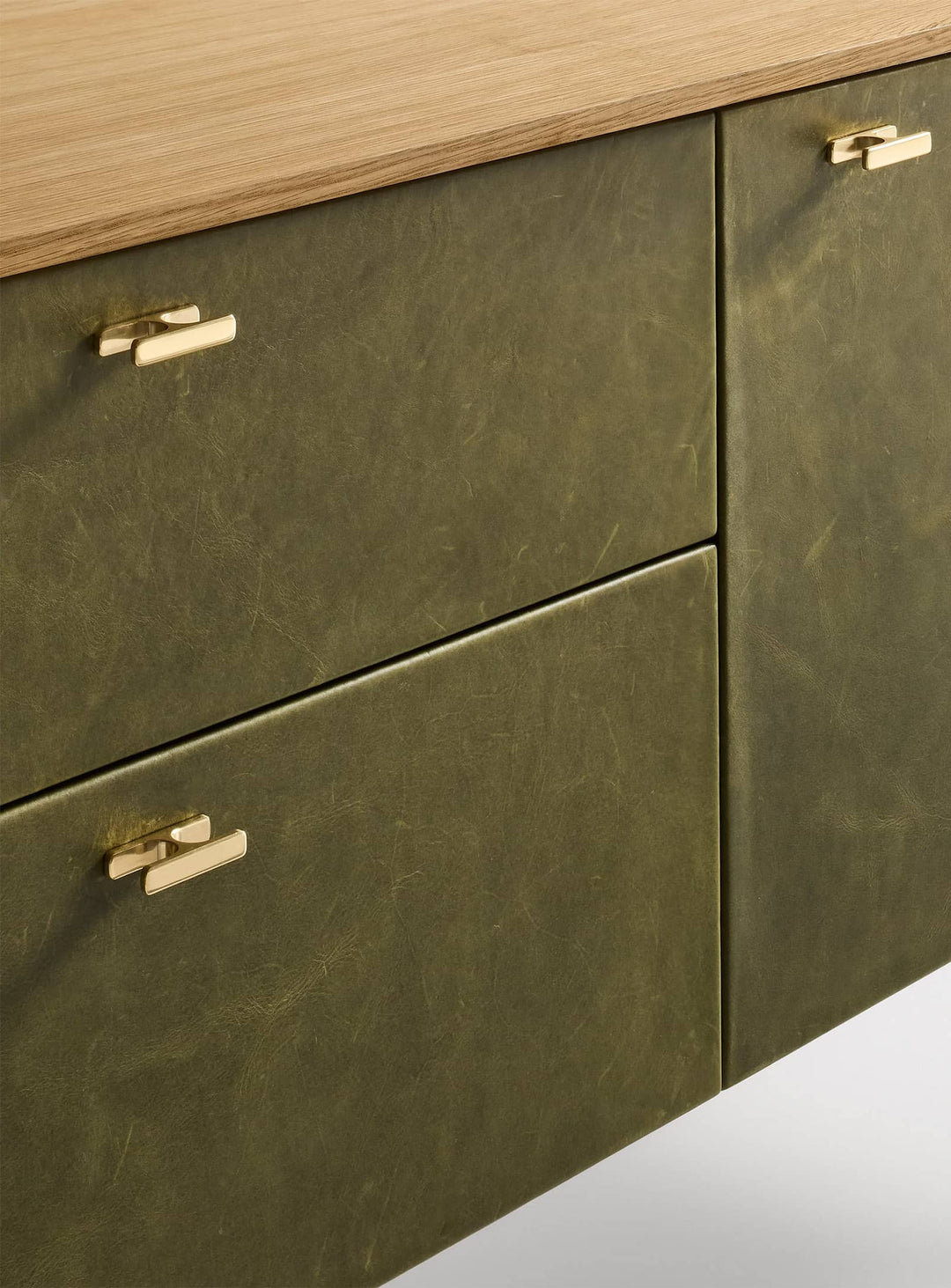 Le buffet Fable Blu Dot combine chaleur du bois et texture du cuir. vert