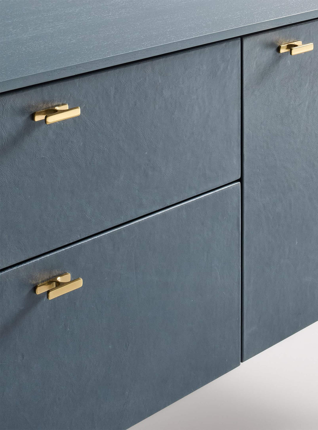 Buffet Fable Blu Dot avec étagères réglables et passages de câbles intégrés. bleu