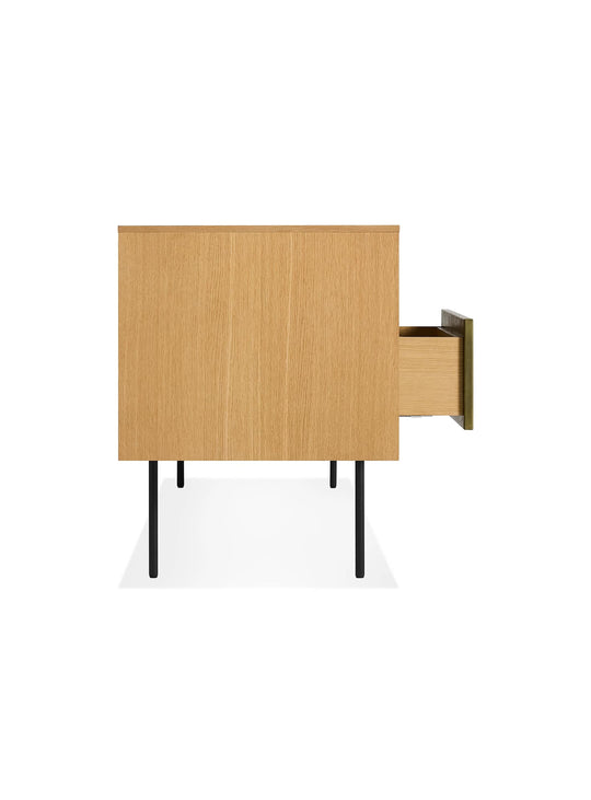 Le buffet Fable Blu Dot offre un rangement fluide grâce à portes et tiroirs à fermeture douce. vert