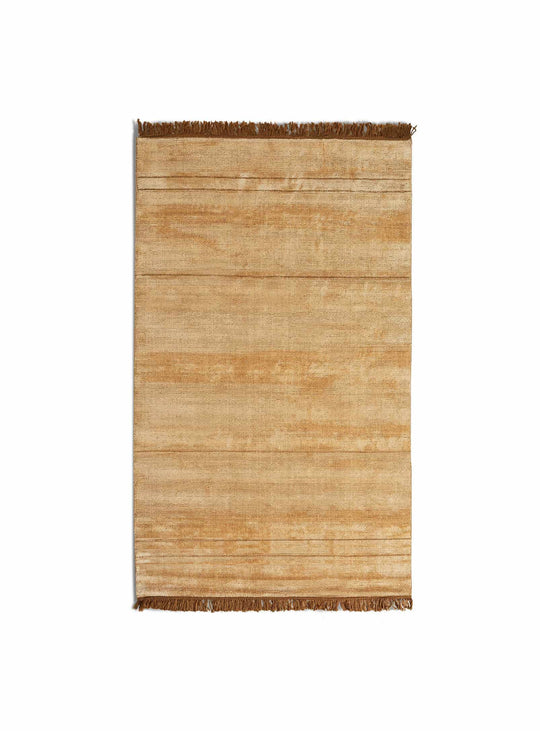 Le tapis Fancy de Blu Dot, équilibre parfait entre chaleur et brillance. Or