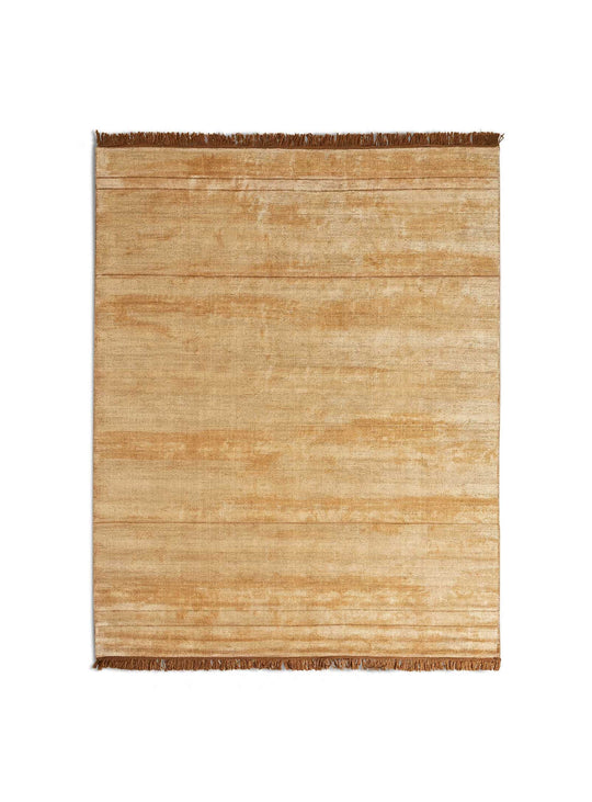 Blu Dot Fancy : tapis tissé main alliant artisanat et modernité. Or