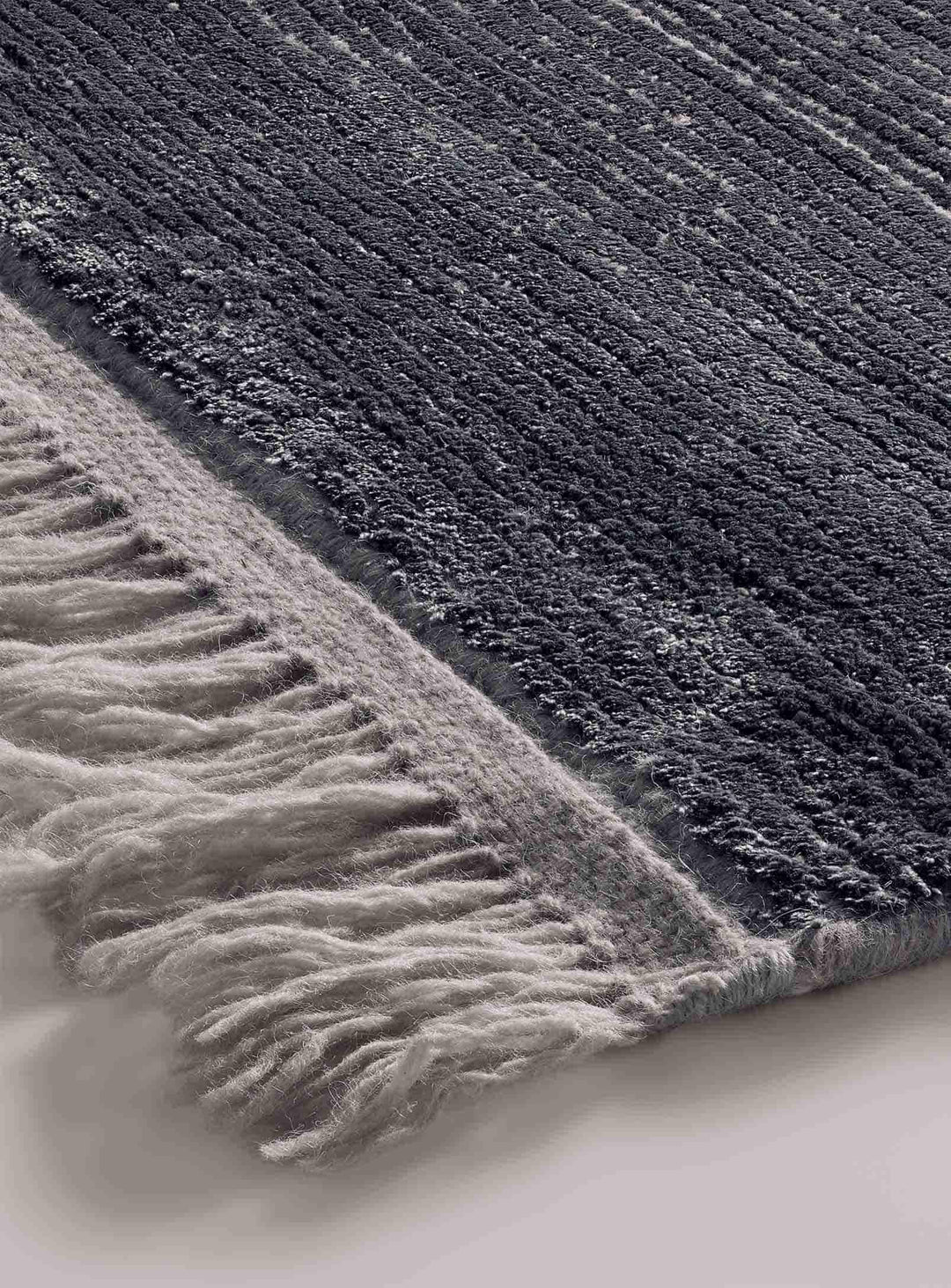 Blu Dot Fancy : tapis design tissé main en laine et viscose. Indigo