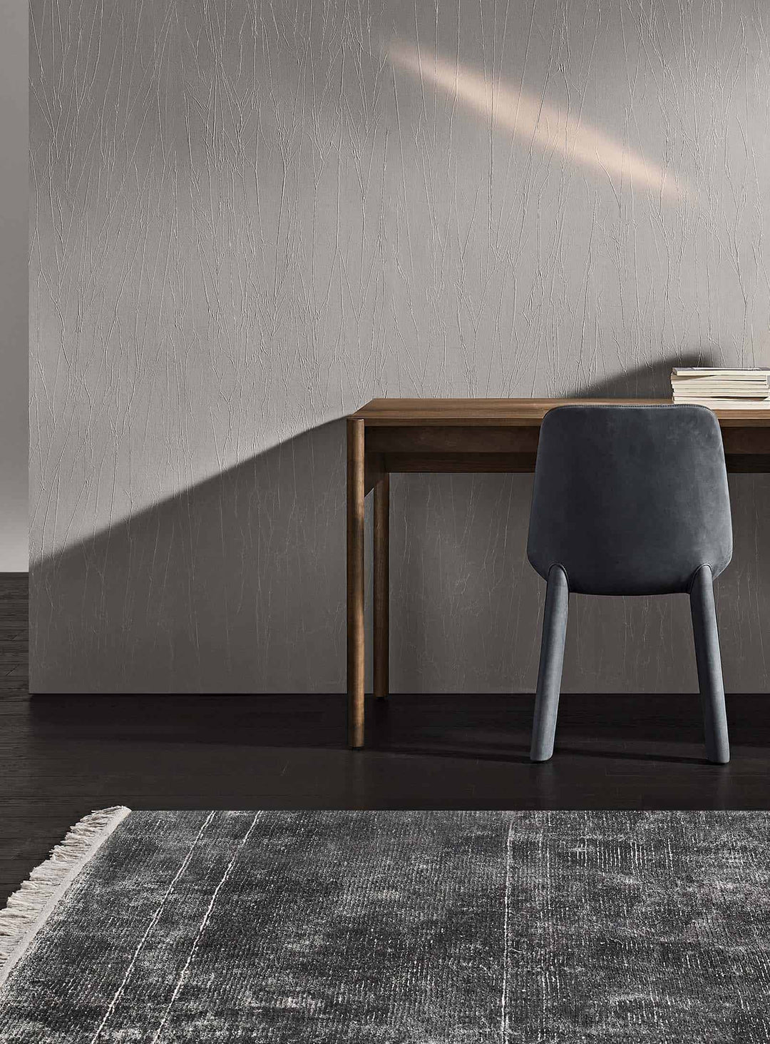 Tapis Fancy de Blu Dot : laine et viscose pour un éclat doux et élégant. Indigo