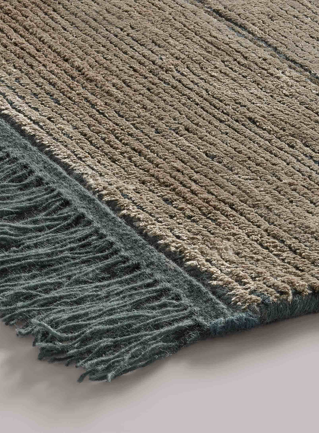 Le tapis Fancy de Blu Dot illumine chaque pièce avec ses tons subtils. Béton