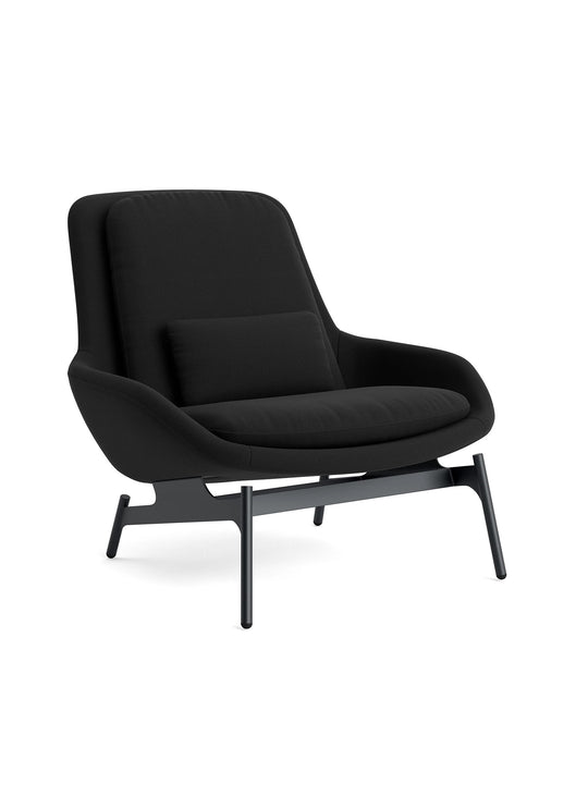 Le fauteuil Blu Dot Field associe acier, bois cintré et mousse haute résilience. maharam meld in panda