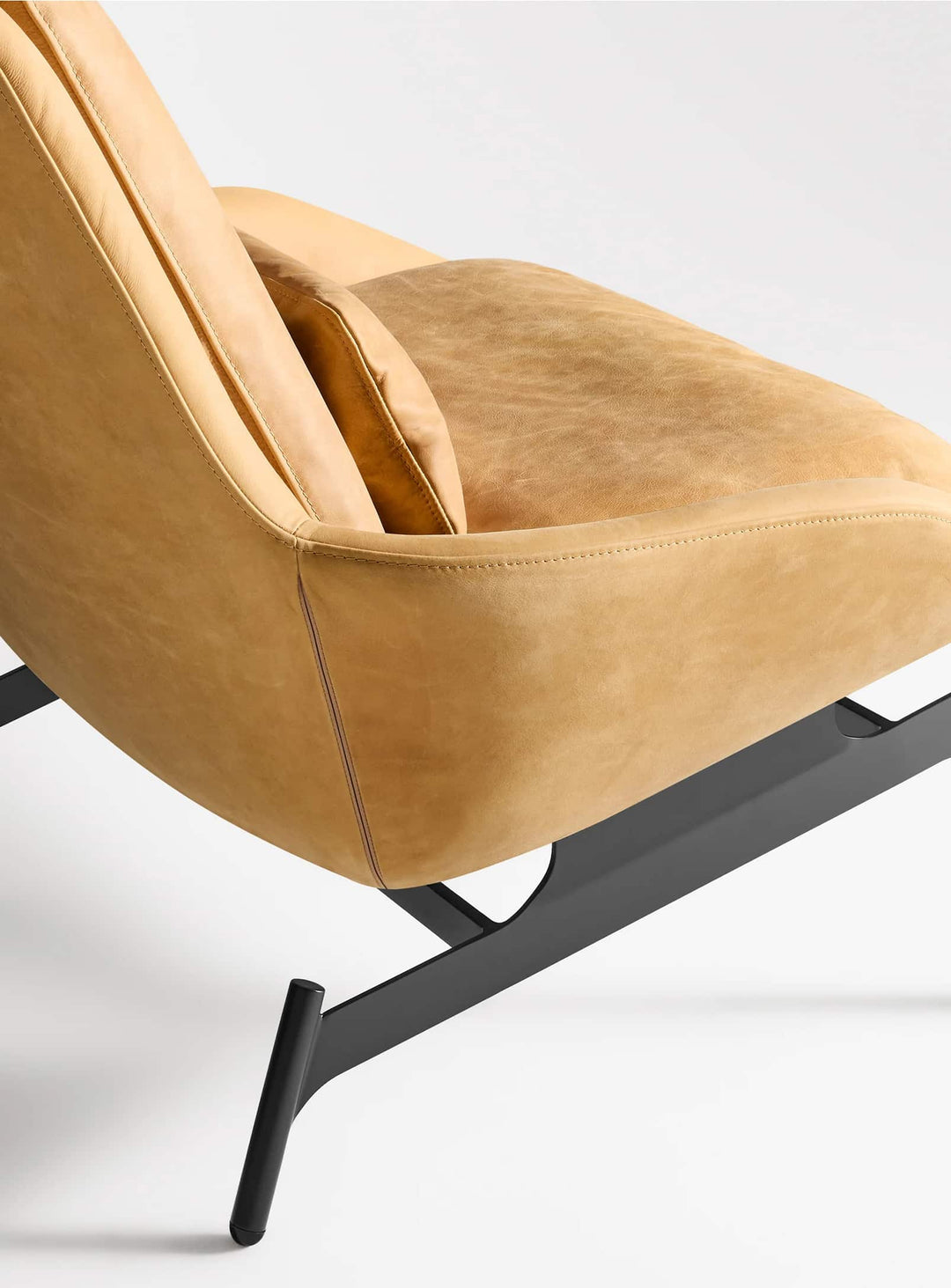 Fauteuil Blu Dot Field : une assise raffinée avec coussins amovibles et confort premium. camel leather