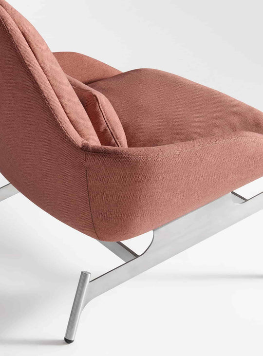 Le fauteuil Blu Dot Field offre une assise généreuse et un soutien lombaire intégré. maharam mode in caramelized