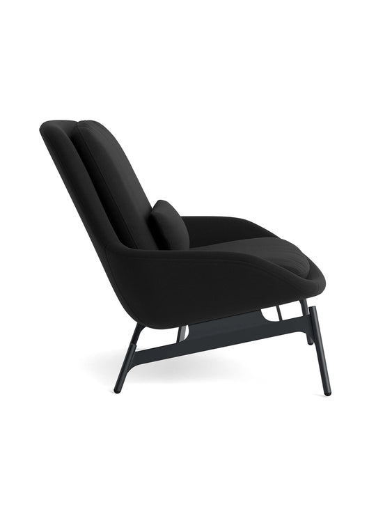 Le fauteuil Blu Dot Field séduit par son design épuré et son confort enveloppant. maharam meld in panda