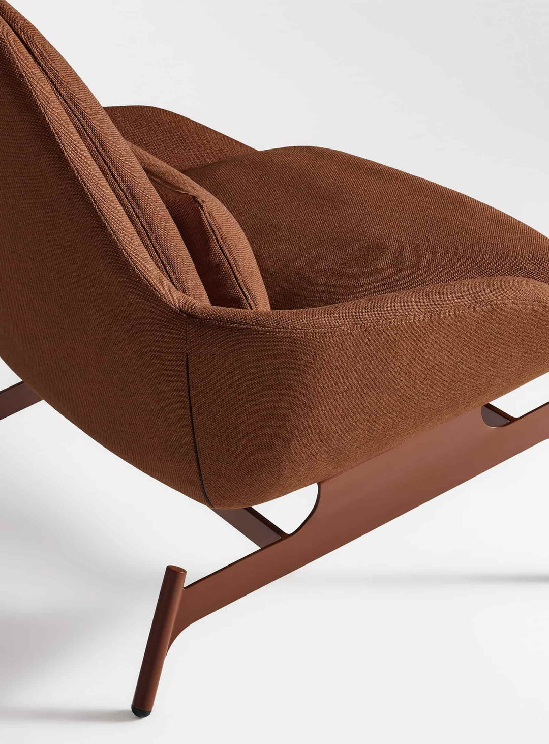 Fauteuil Blu Dot Field : un fauteuil contemporain disponible en cuir, velours et tissu. maharam mode in pathway
