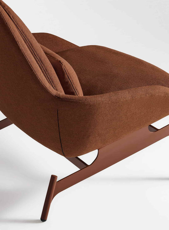Fauteuil Blu Dot Field : un fauteuil contemporain disponible en cuir, velours et tissu. maharam mode in pathway