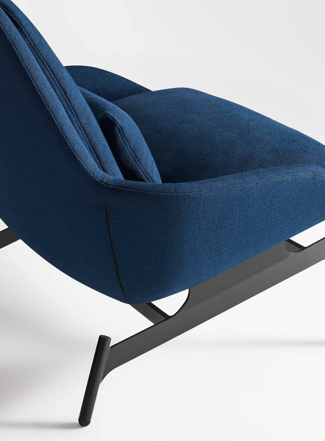 Le fauteuil Blu Dot Field marie une coque sculptée à une base en acier élégante. maharam mode in society