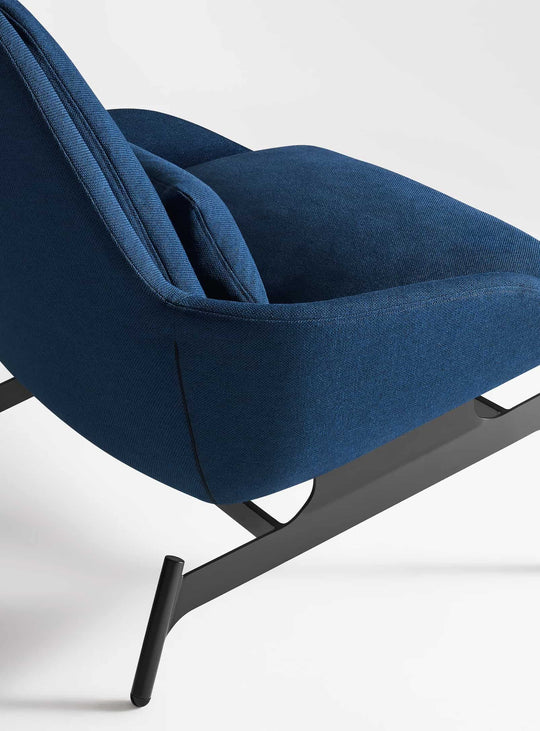 Le fauteuil Blu Dot Field marie une coque sculptée à une base en acier élégante. maharam mode in society