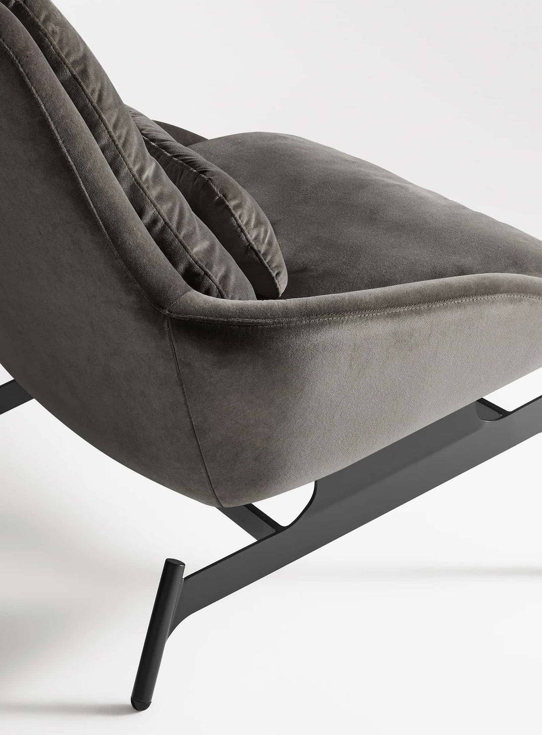 Découvrez le fauteuil Blu Dot Field, une pièce idéale pour lire ou se détendre. storm velvet