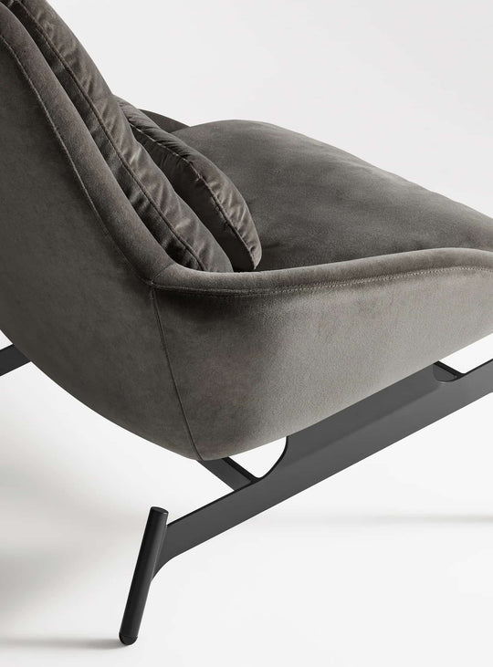 Découvrez le fauteuil Blu Dot Field, une pièce idéale pour lire ou se détendre. storm velvet