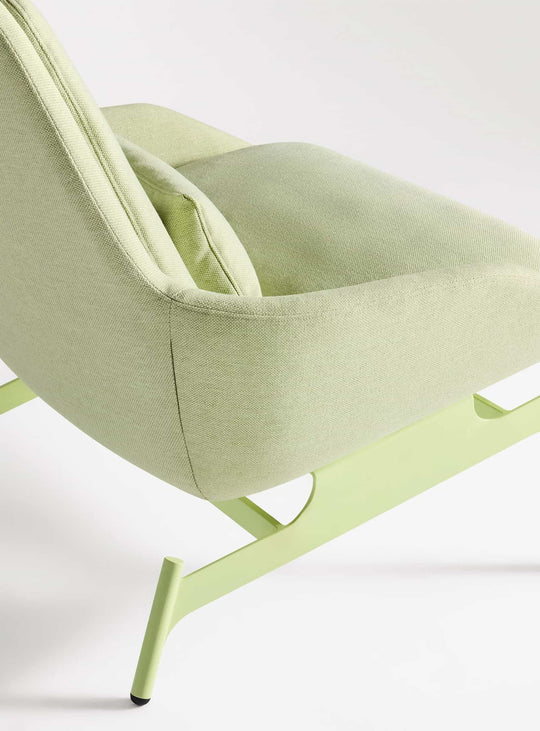 Découvrez le fauteuil Blu Dot Field, un fauteuil design pensé pour un confort durable. maharam mode in yucca