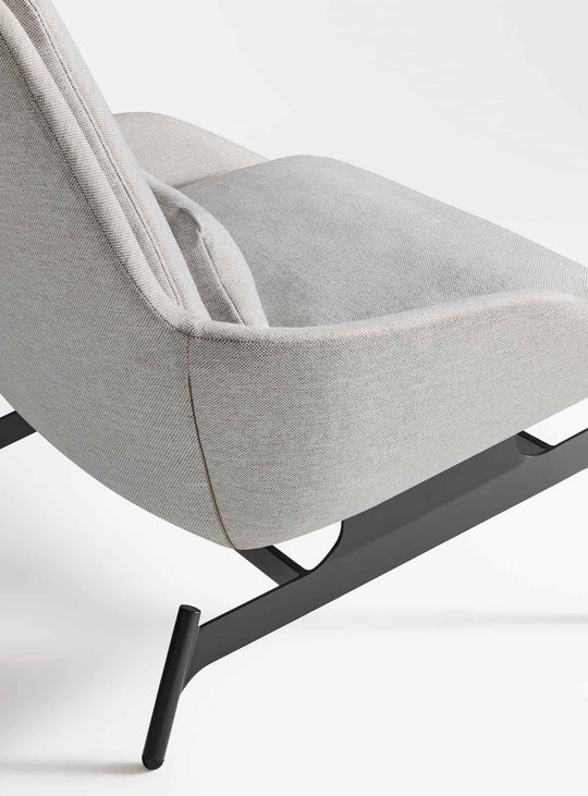 Fauteuil Blu Dot Field : une assise enveloppante au design contemporain et aux finitions soignées. maharam mode in prediction