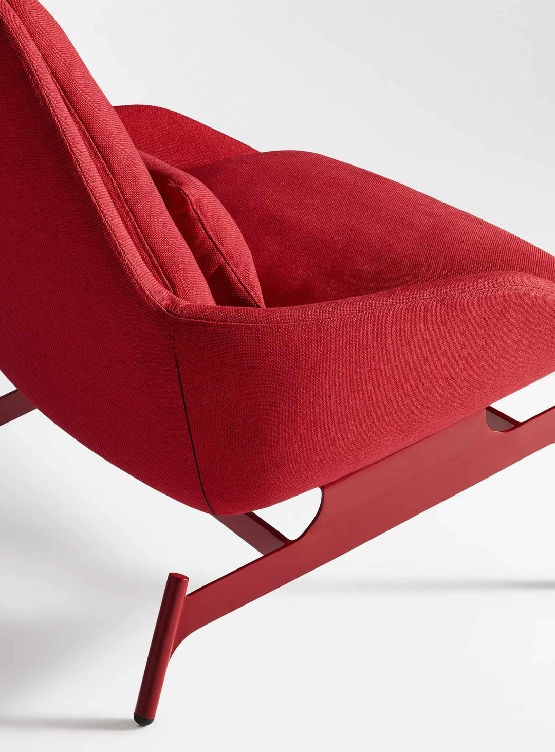 Fauteuil Blu Dot Field : un fauteuil aux courbes douces pour un salon élégant. maharam mode in kermes
