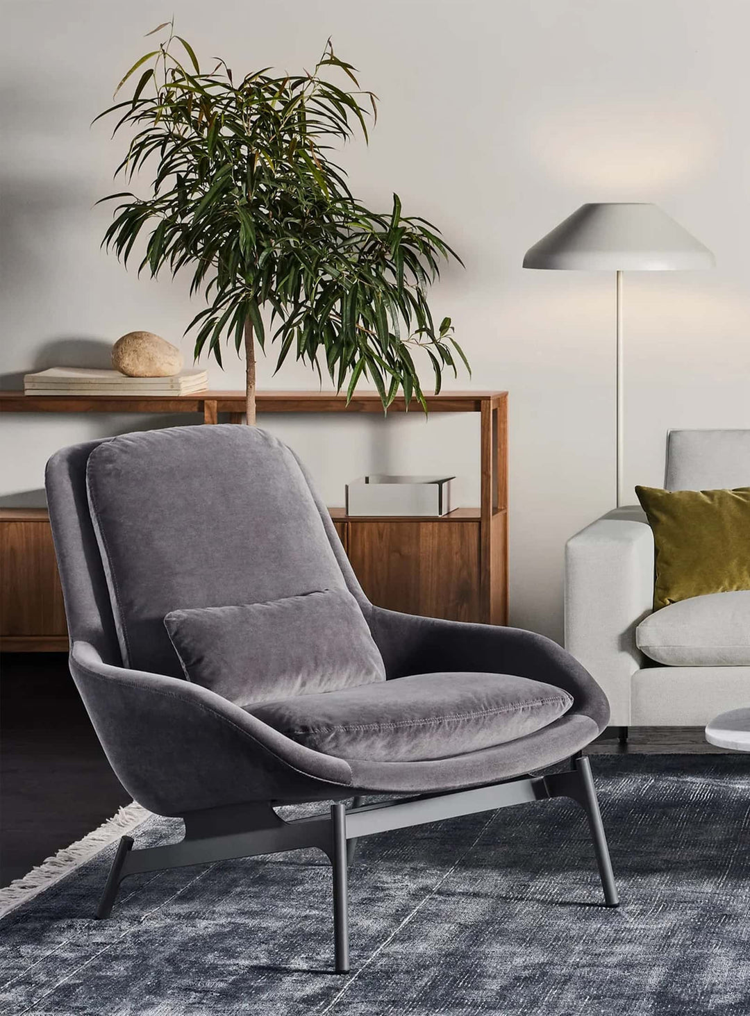 Le fauteuil Blu Dot Field apporte caractère et douceur à votre espace de vie. storm velvet