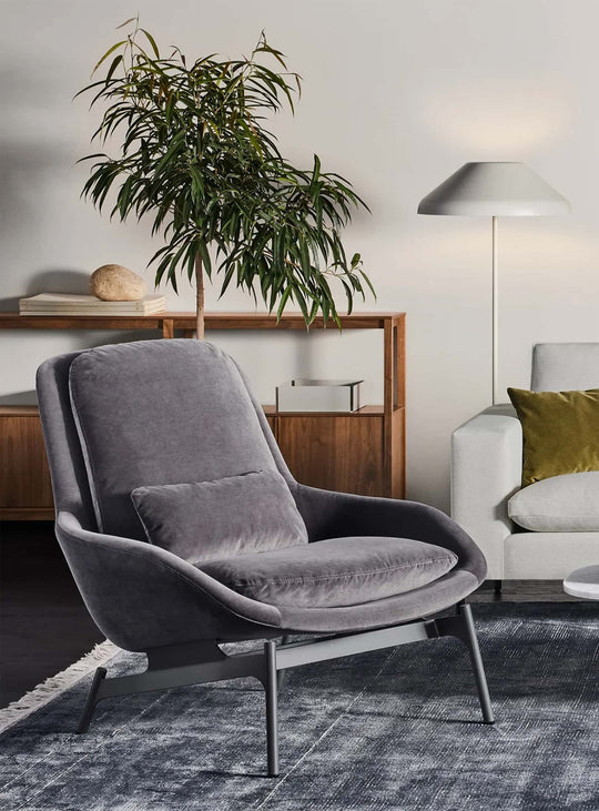 Le fauteuil Blu Dot Field apporte caractère et douceur à votre espace de vie. storm velvet