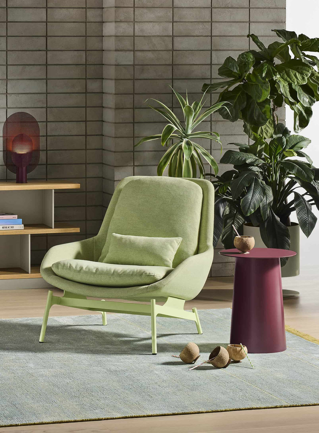 Fauteuil Blu Dot Field : un design sculptural au confort enveloppant et intemporel. maharam mode in yucca