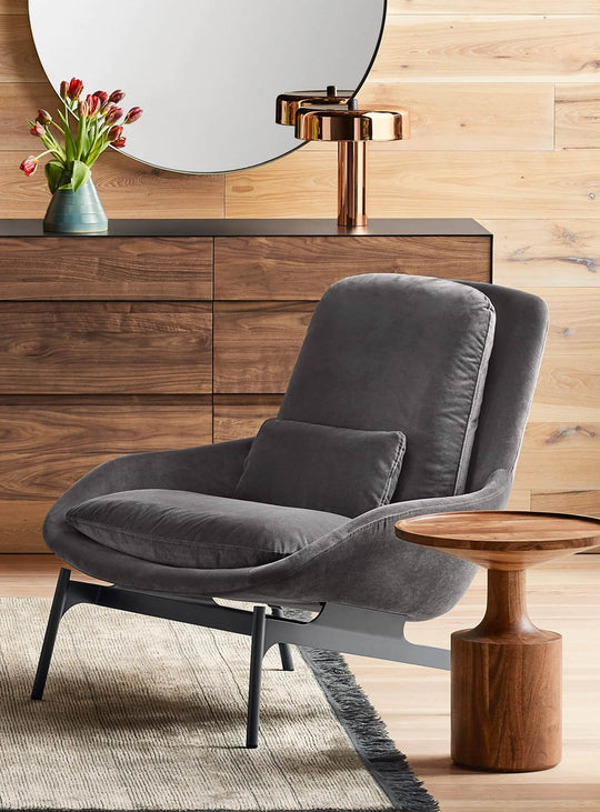 Découvrez le fauteuil Blu Dot Field, une assise aux lignes organiques et accueillantes. storm velvet