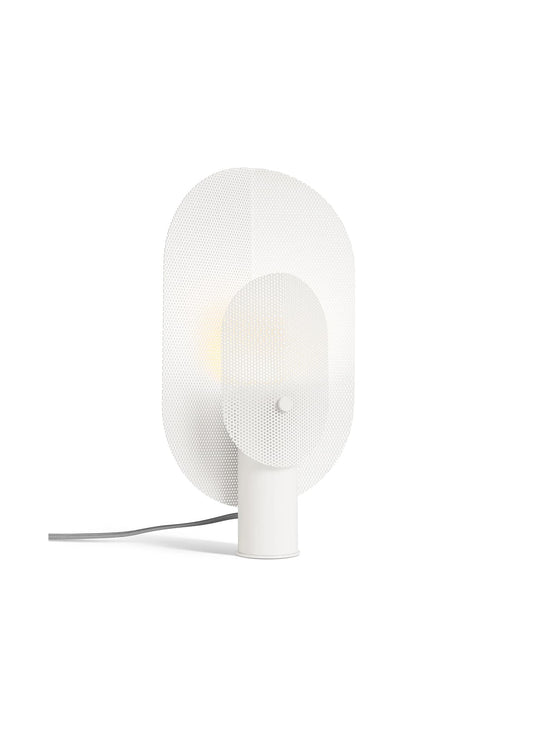 Lampe de table Filter de Blu Dot pièce sculpturale au style contemporain. blanc